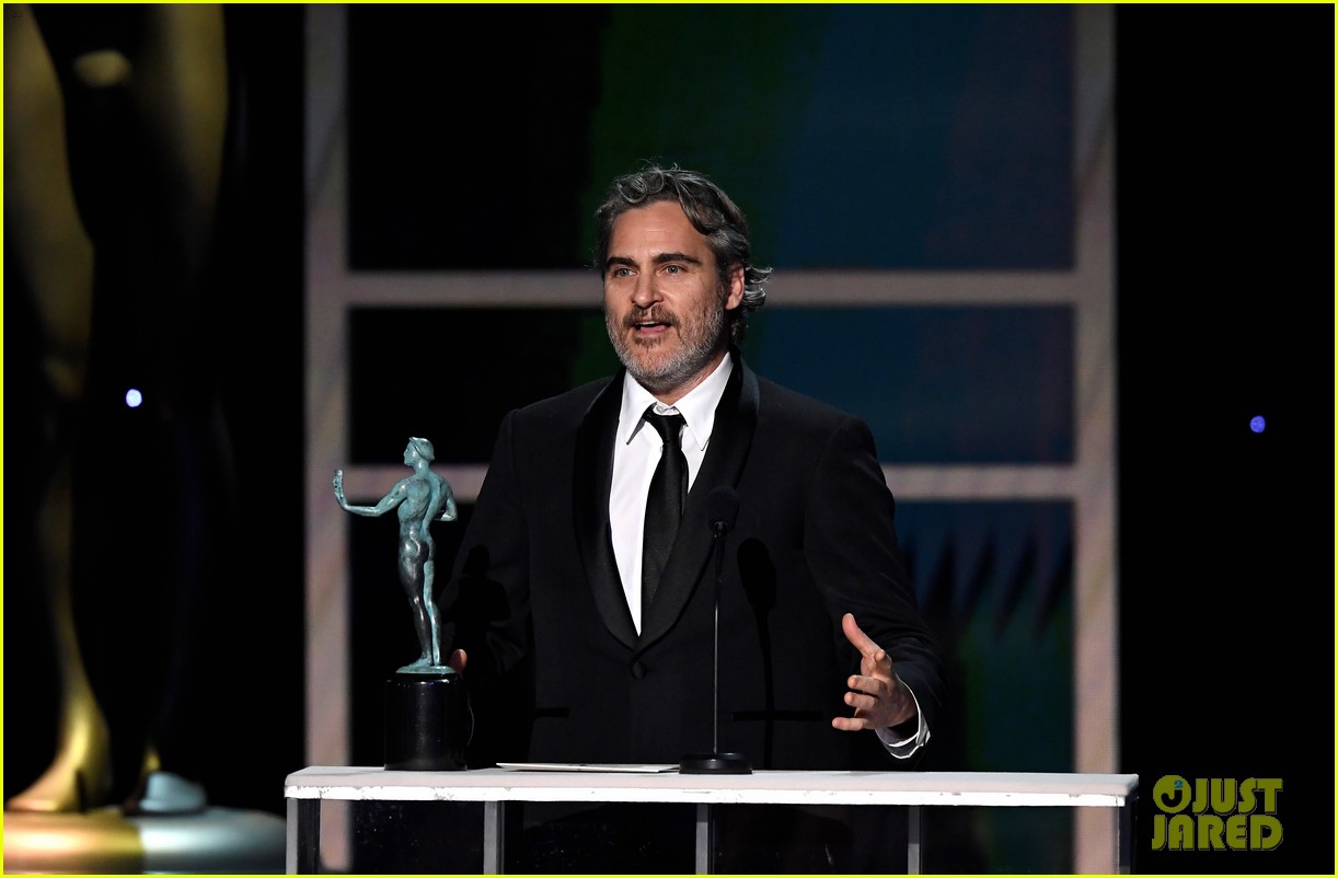 Joaquin Phoenix Wins for 'Joker,' Pays Tribute to Heath Ledger at SAG(02)