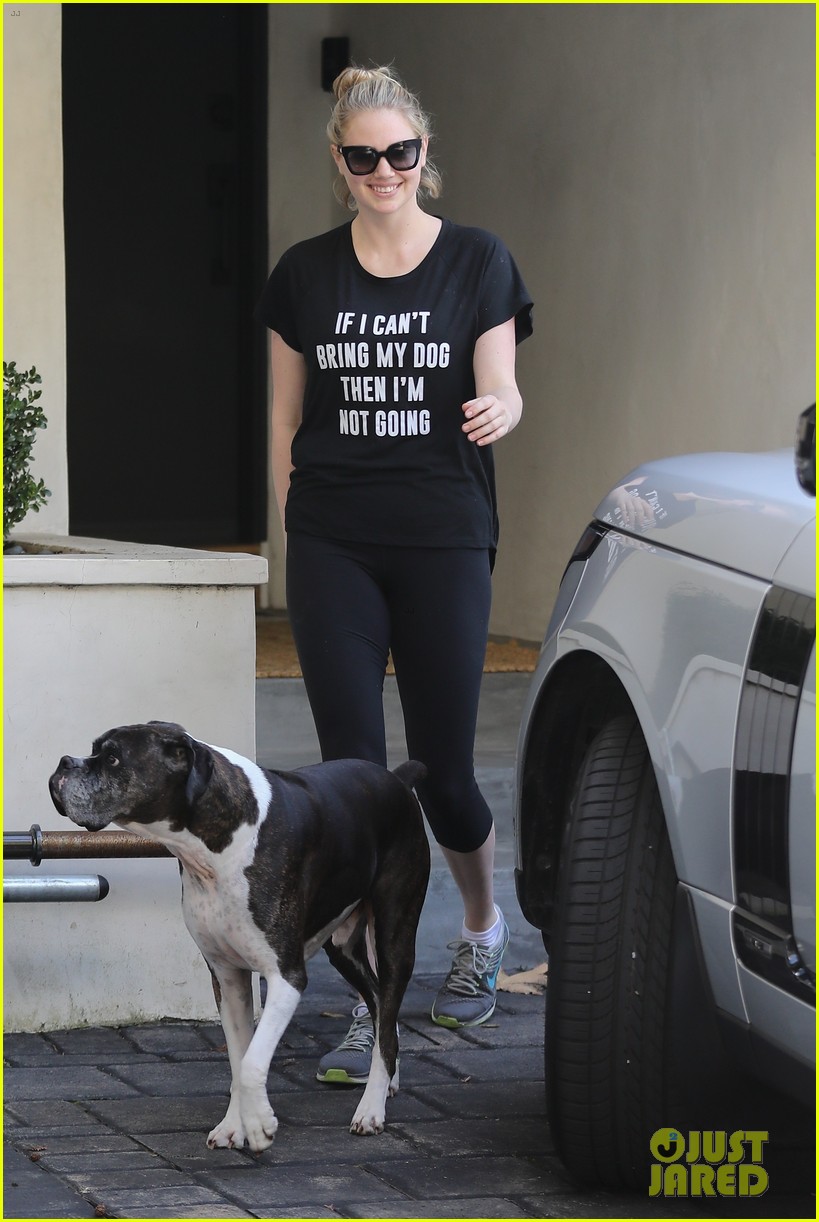 kate upton dog message on her shirt 06