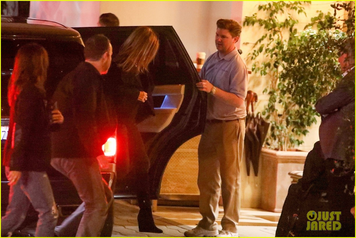 jennifer aniston arrives for 51st birthday party with courteney cox 064436803