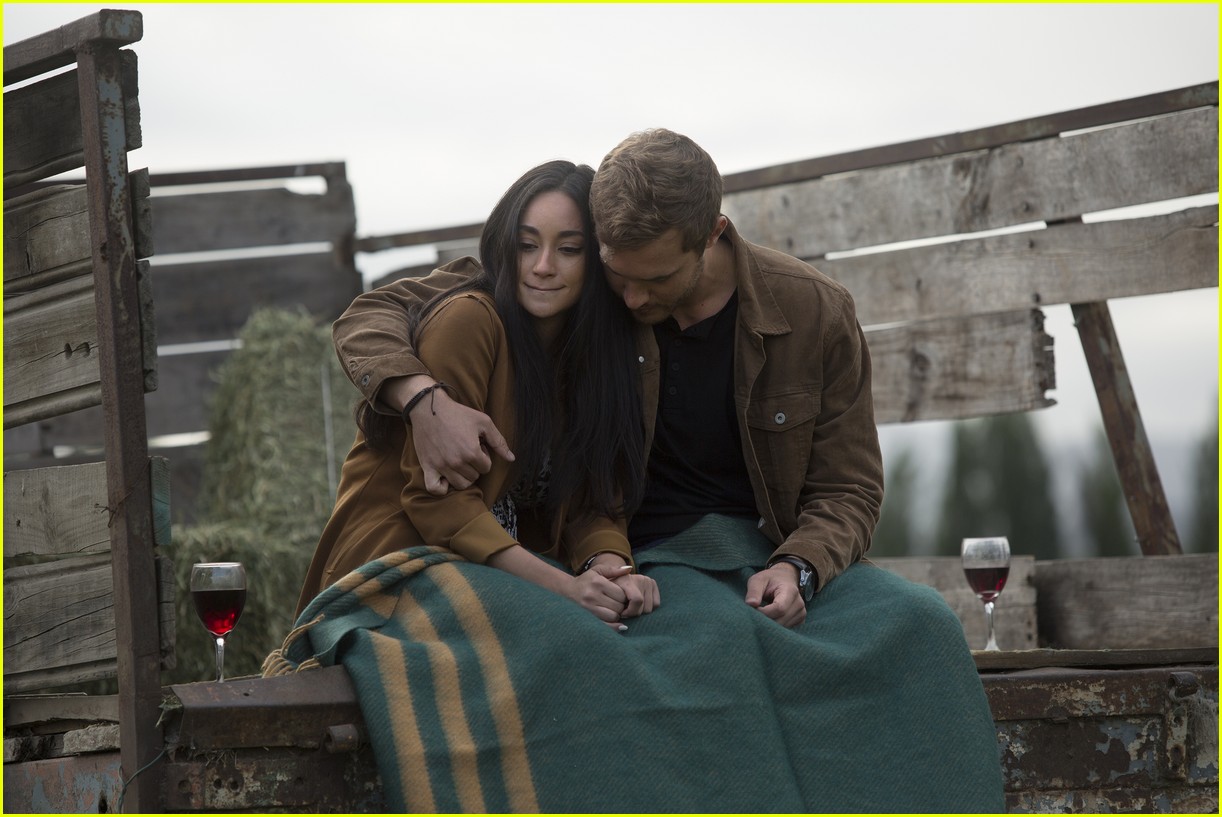 Peter Weber Defends Bachelor's Victoria Fuller After 'Cosmopolitan