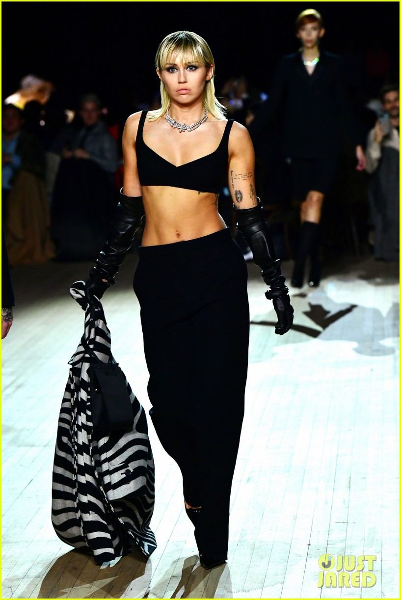 miley cyrus shows off rocking body walking in marc jacobs nyfw 034437143
