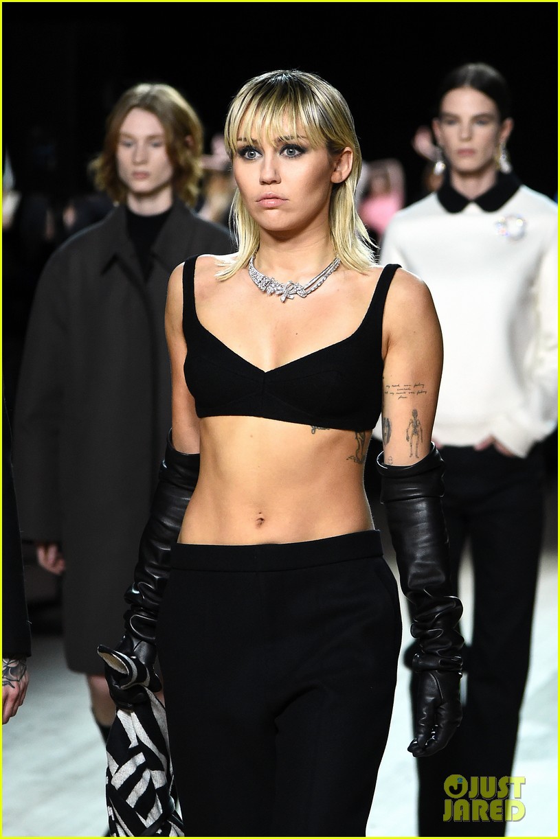 miley cyrus shows off rocking body walking in marc jacobs nyfw 234437163