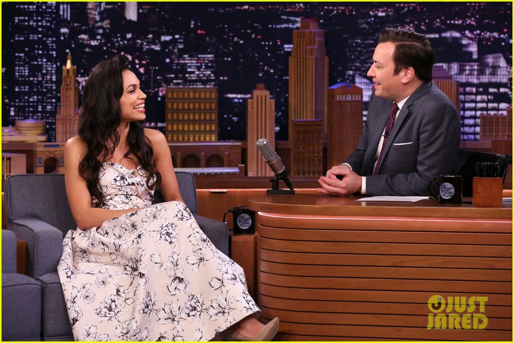 rosario dawson reveals what she loves about cory booker on fallon its so cute 014437673