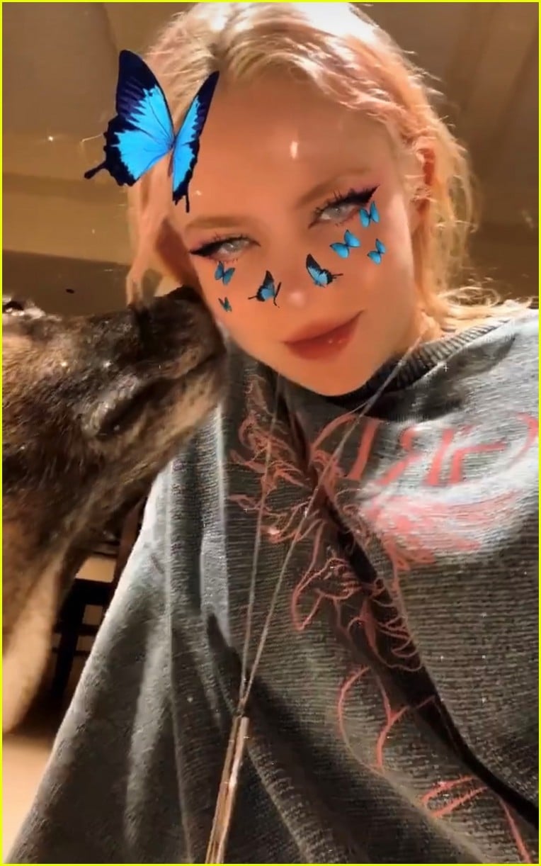 Grimes Shows Off Her Baby Bump, Reveals She's 7 Months Into Pregnancy