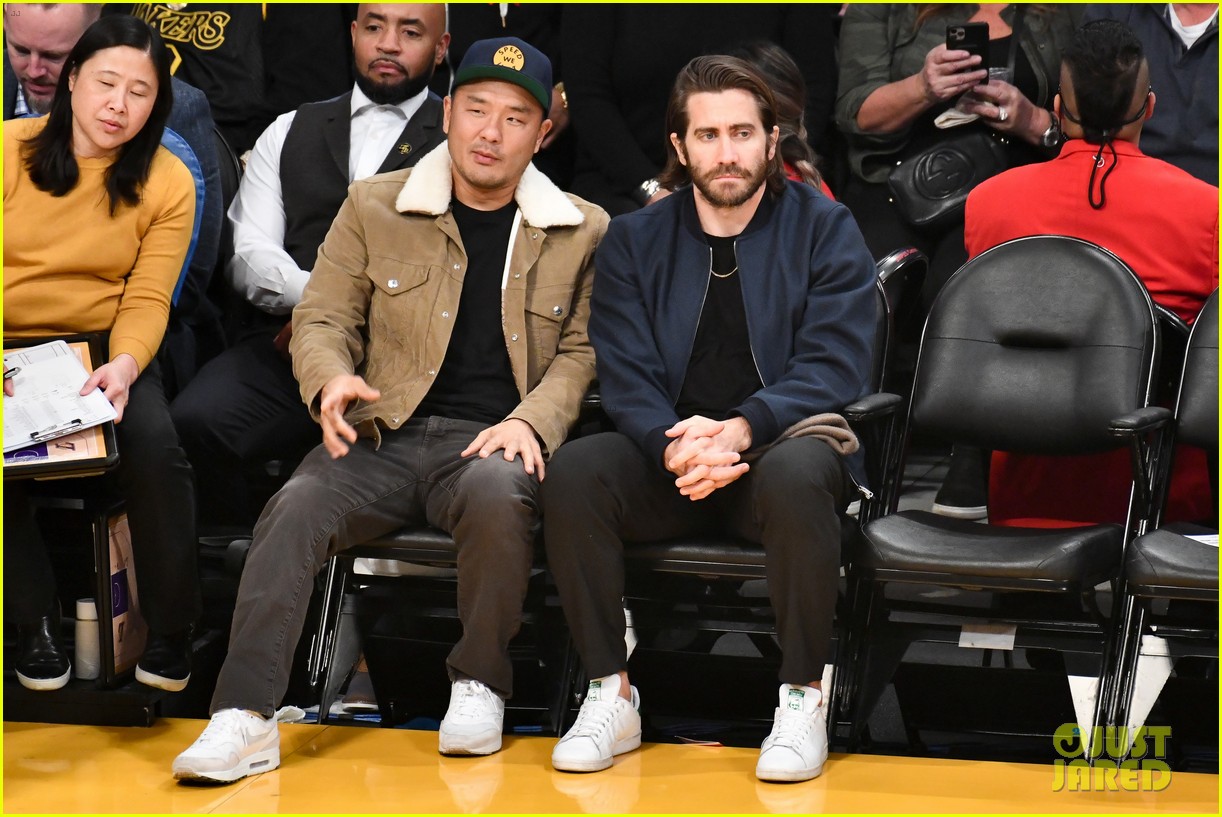 jake gyllenhaal cheers on the lakers at home game 03