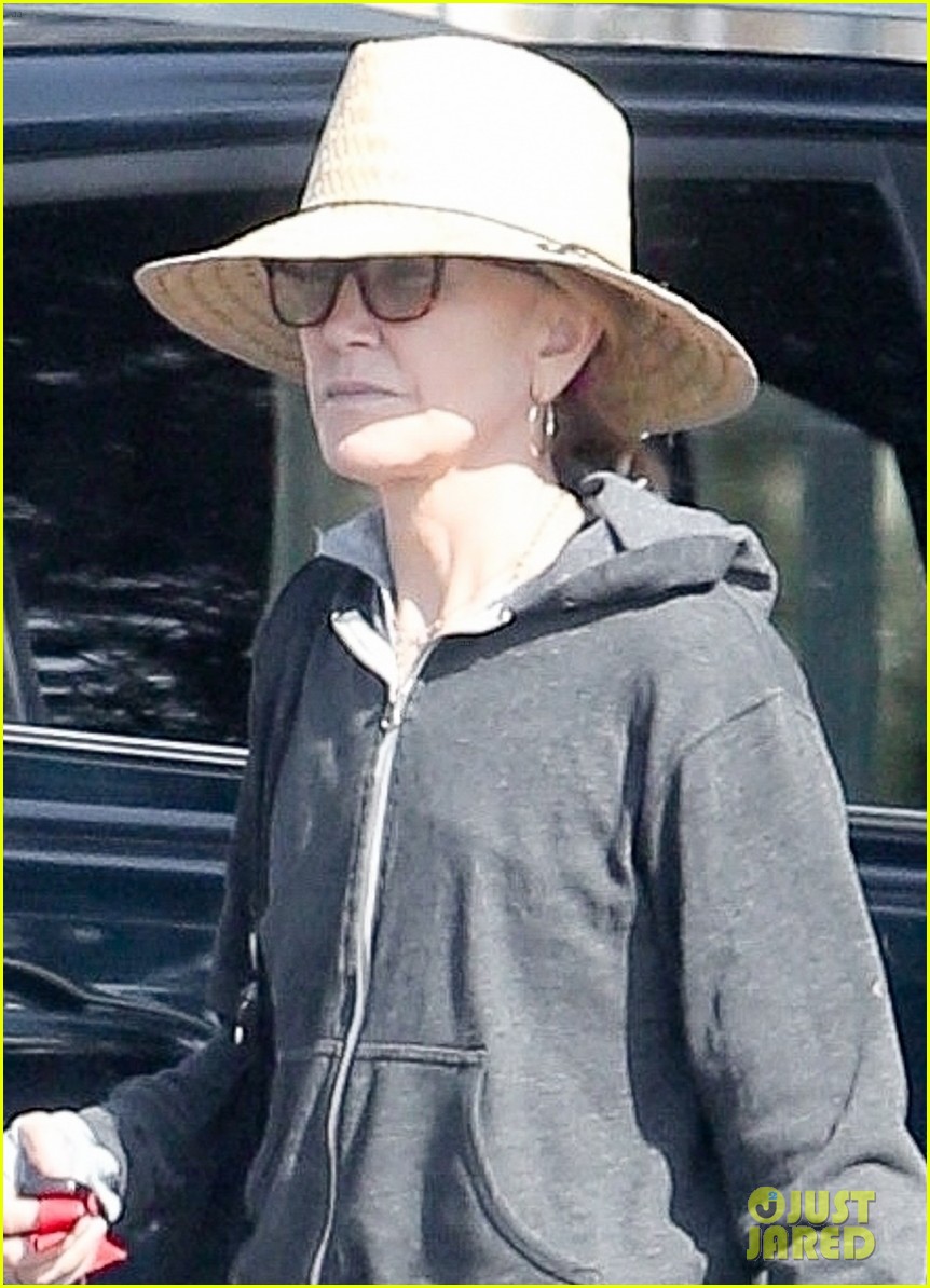 felicity huffman keeps low profile straw hat community service hours 024441261