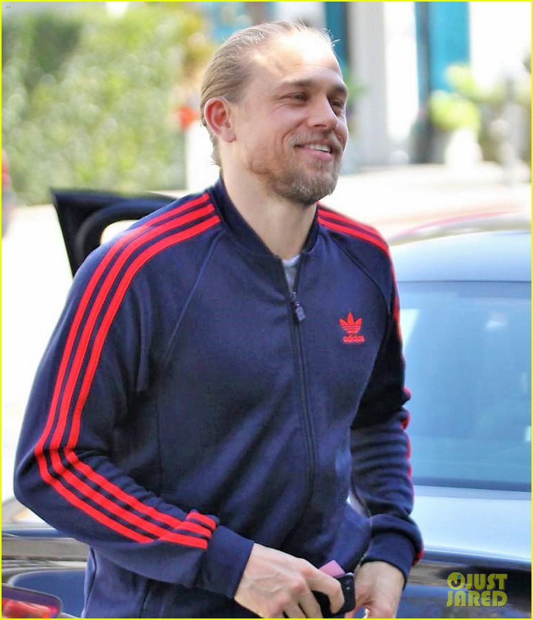 charlie hunnam at a lunch meeting 054440170
