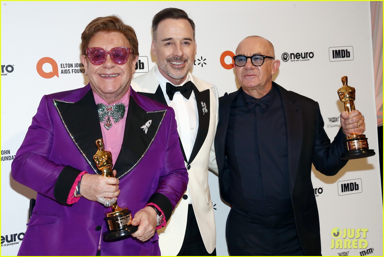 elton john brings his oscar to his aids foundation viewing party 11