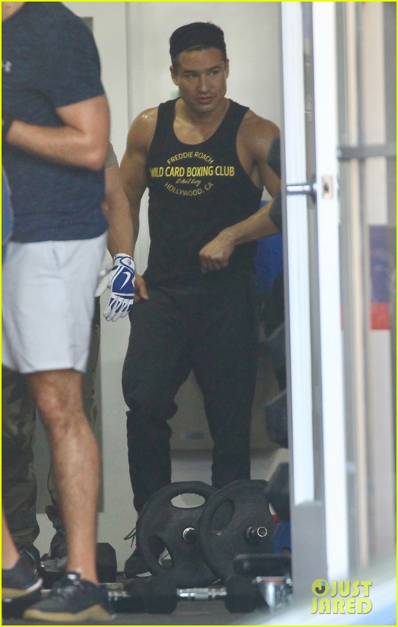 mark wahlberg mario lopez work up a sweat at the gym 014441195