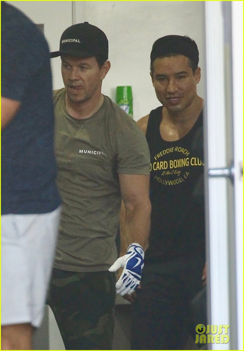 mark wahlberg mario lopez work up a sweat at the gym 024441196