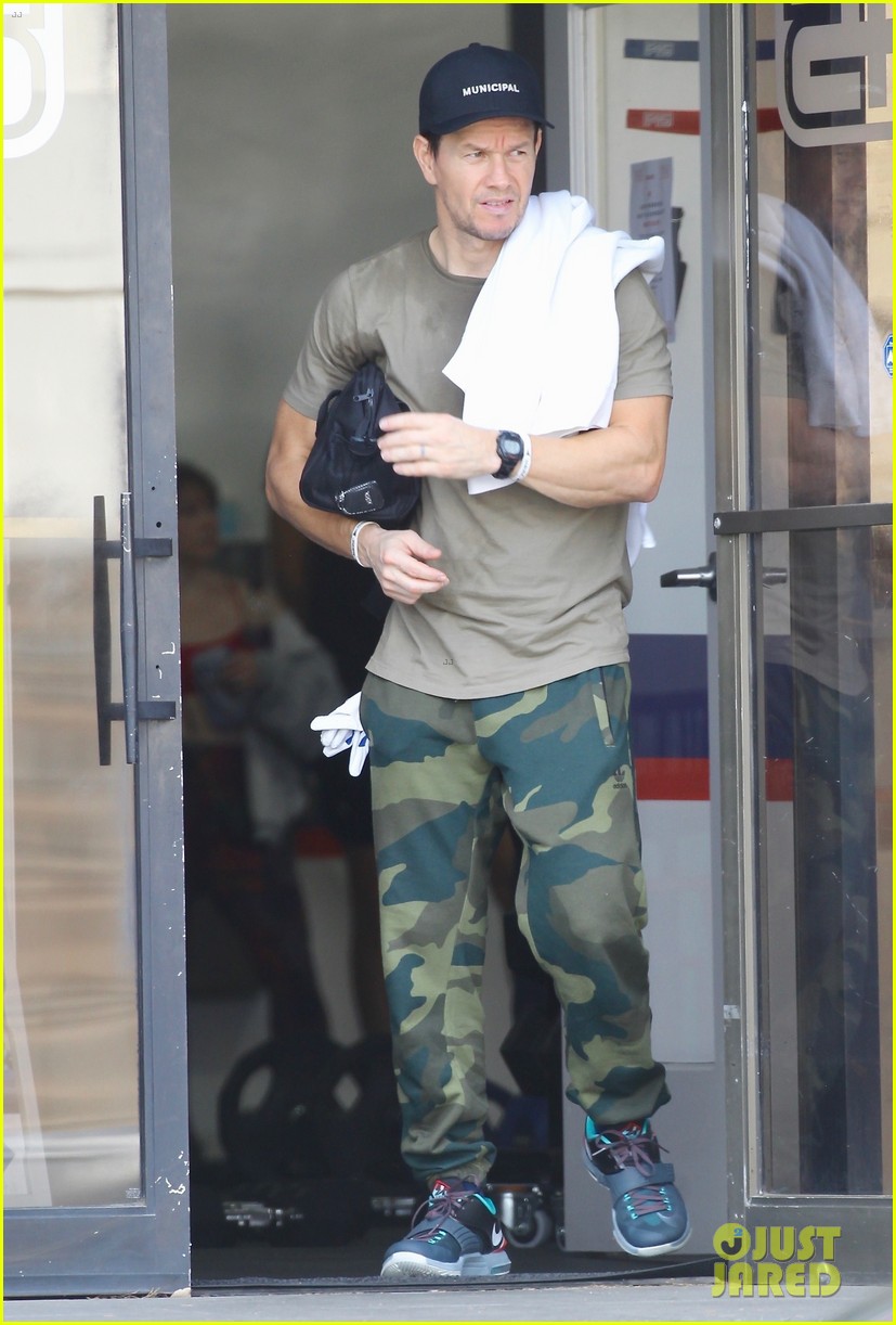 mark wahlberg mario lopez work up a sweat at the gym 054441199