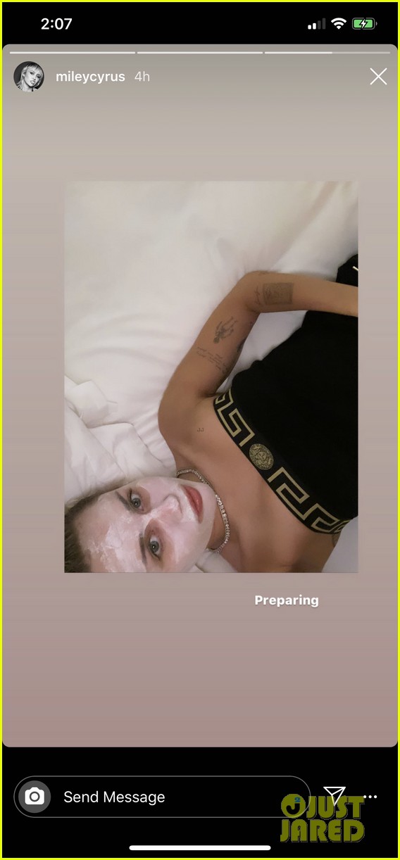 miley cyrus face mask mood dinner nyc 054436852