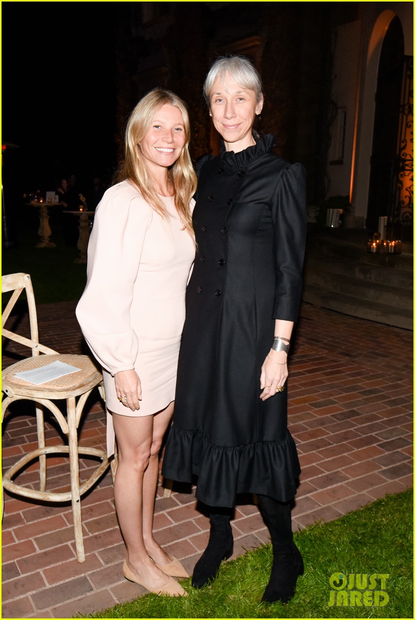 gwyneth paltrow hosts makeup free goop dinner party with kate hudson demi moore 074439723