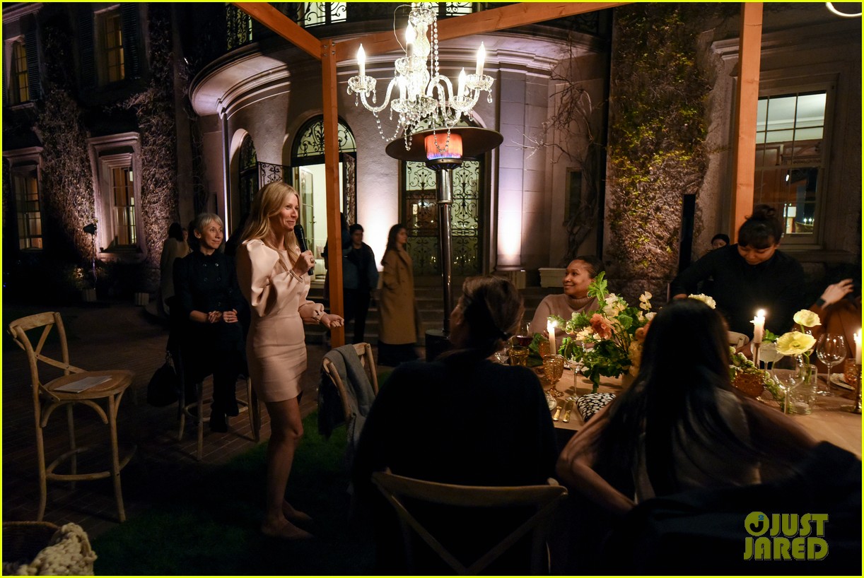 gwyneth paltrow hosts makeup free goop dinner party with kate hudson demi moore 084439724