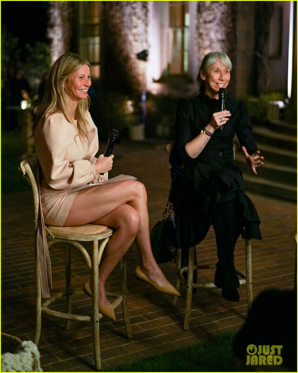 gwyneth paltrow hosts makeup free goop dinner party with kate hudson demi moore 18