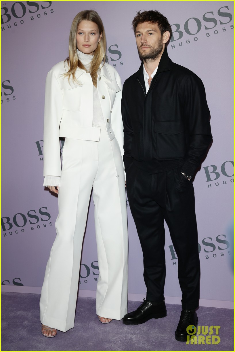 madelaine petsch surrounds herself with friends at boss fashion show in milan 04
