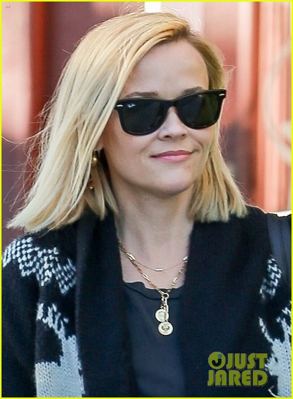reese witherspoon thanks video gift pickup 034430315
