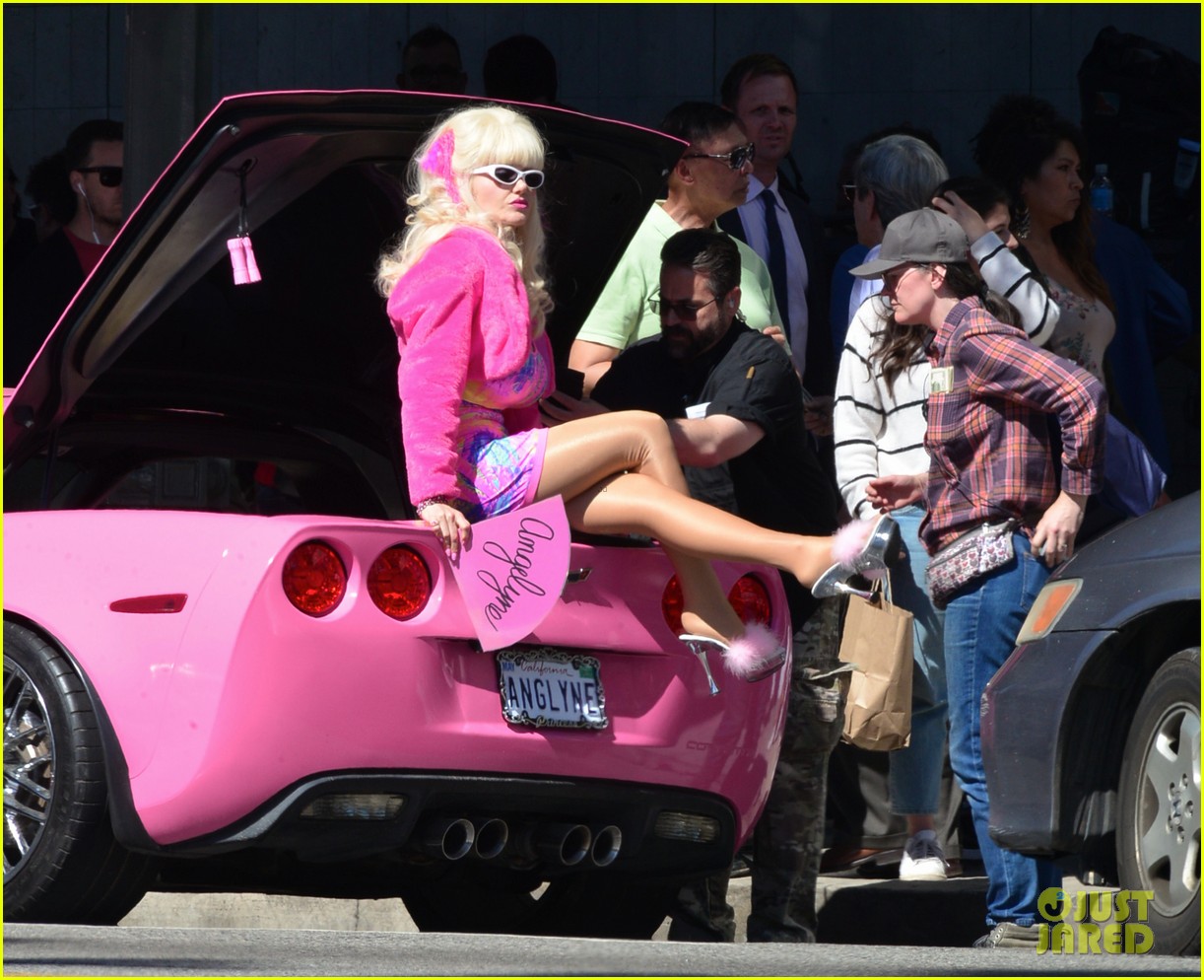 emmy rossum unrecognizable as angelyne new set photos 014442101
