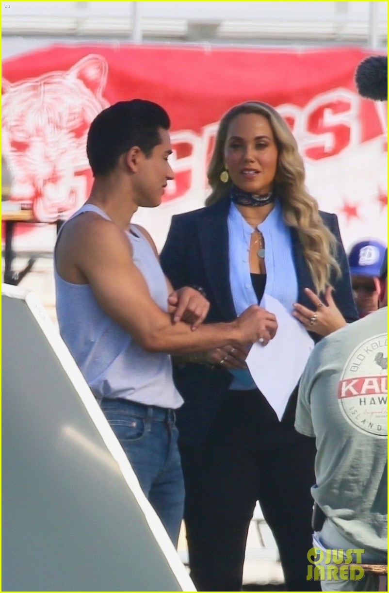 Mario Lopez & Elizabeth Berkley Are Back as A.C. Slater & Jessie Spano