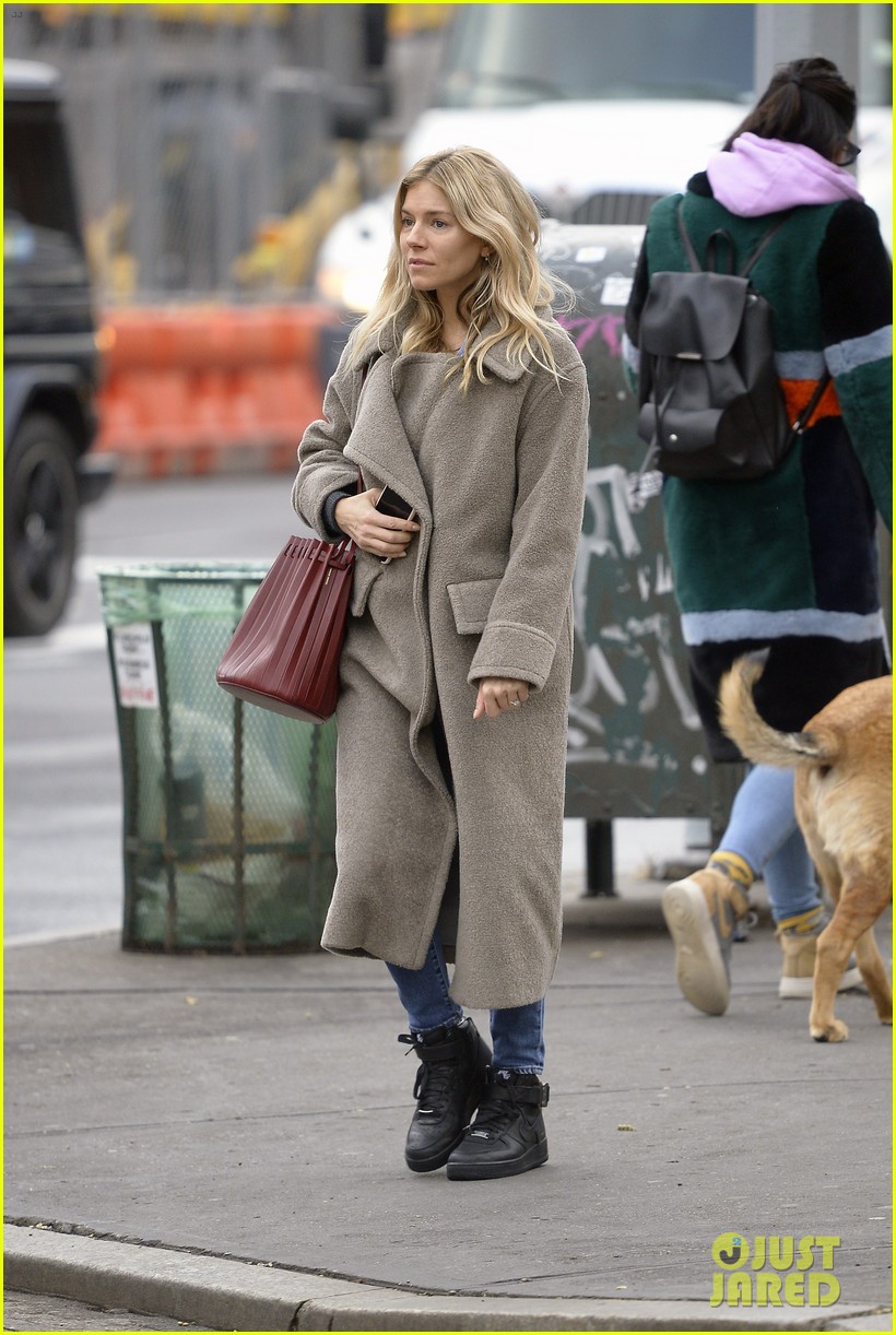 is sienna miller engaged 054429785