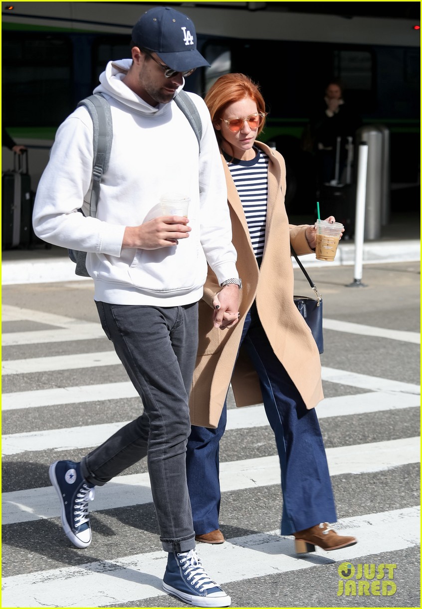 brittany snow tyler stanaland hold hands lax 044430975