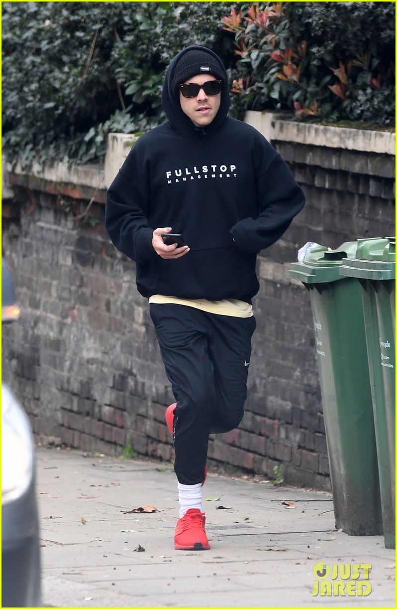 harry styles bundles up for a jog in london 054438713