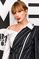 taylor swift wins best solo act in the world at nme awards 06