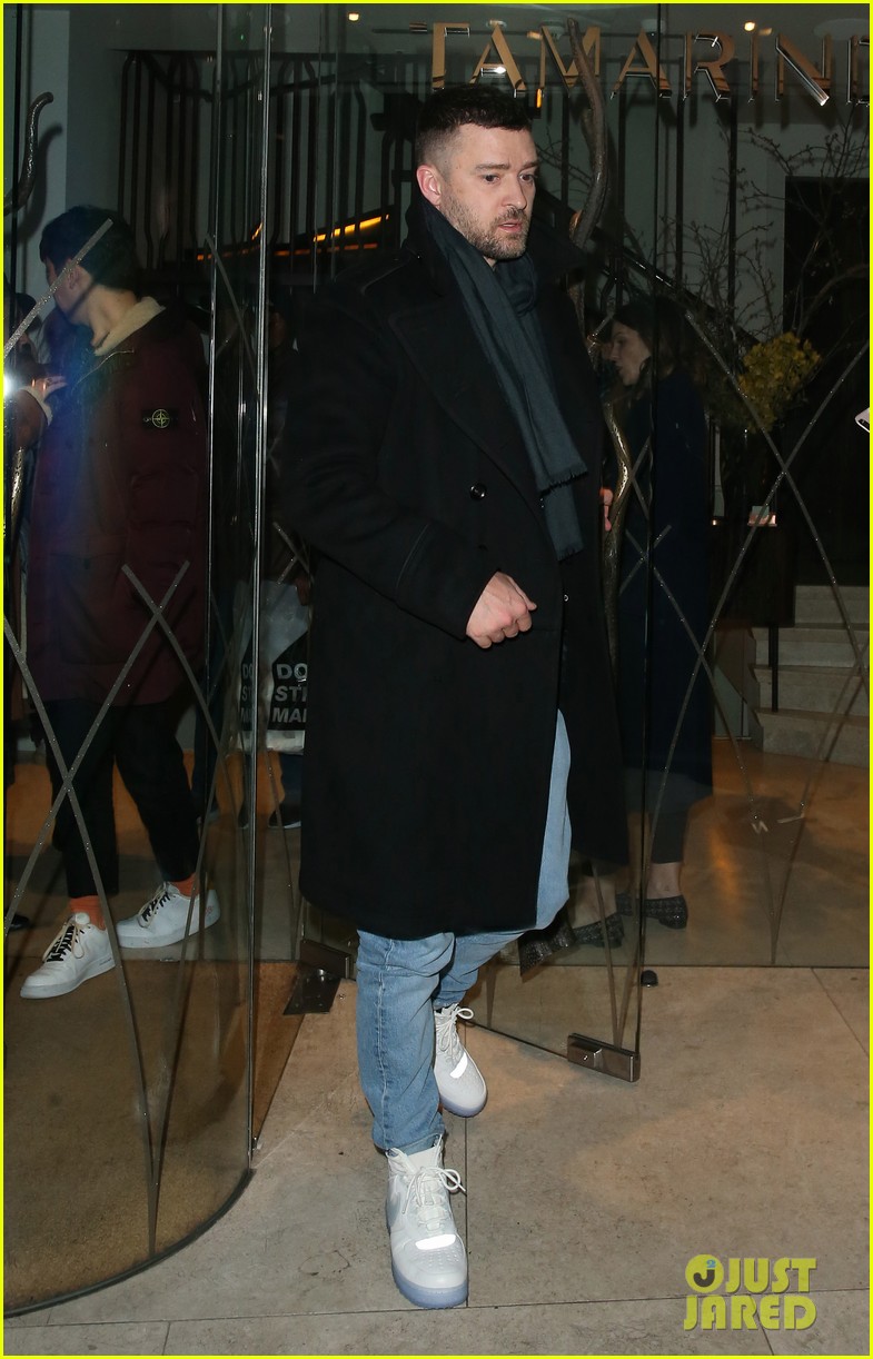 justin timberlake enjoys night out with friends in london 034437268