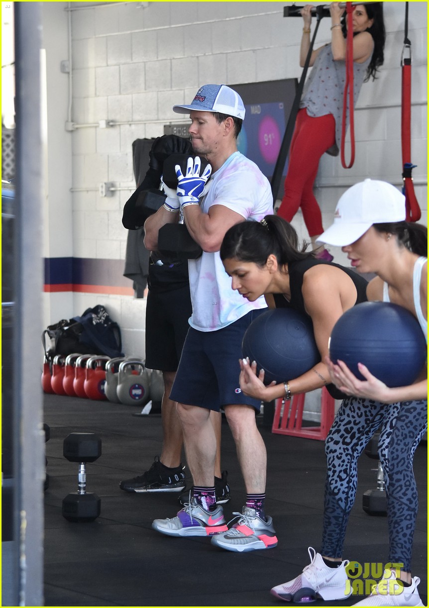 mark wahlberg works out with fans f45 gym see photos 114436638