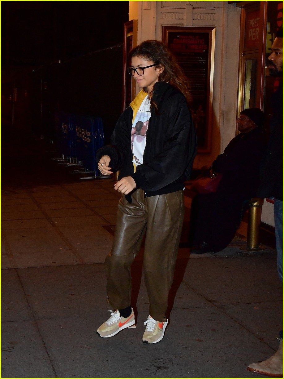 Zendaya & Jacob Elordi 'Cuddle Up' While Watching a Broadway Show(02)