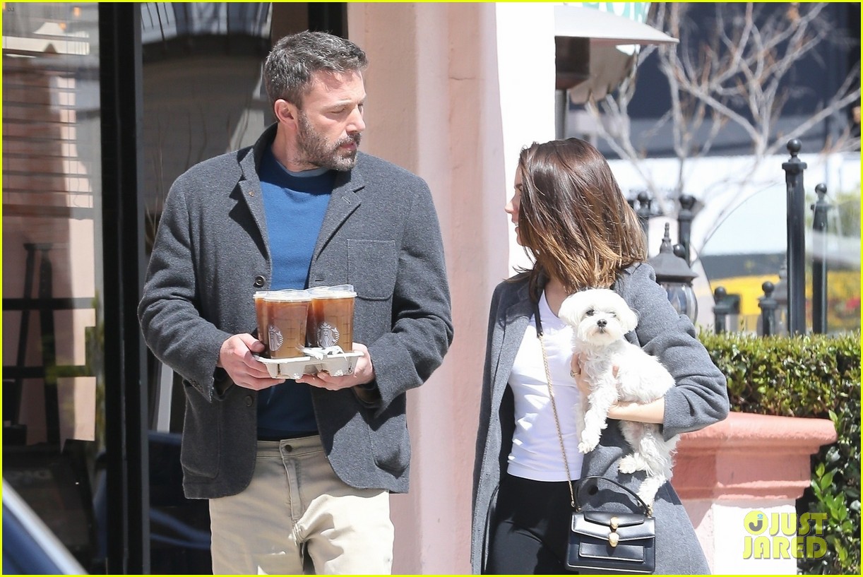 Ben Affleck & Ana de Armas Stop By Starbucks Looking So Happy Together(02)