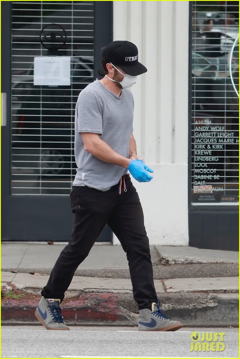 casey affleck goes grocery shopping in mask gloves 054450386