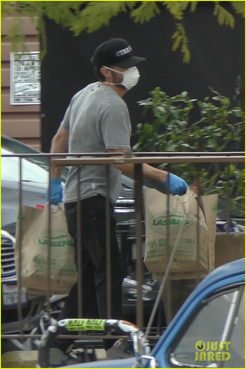 casey affleck goes grocery shopping in mask gloves 234450404