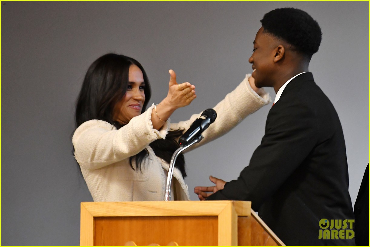 Student Who Hugged Meghan Markle During Her Visit Apologizes To Prince(01)