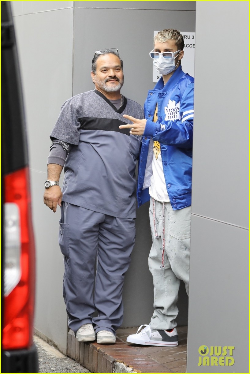 justin bieber wears face mask while going to doctors office 094449182