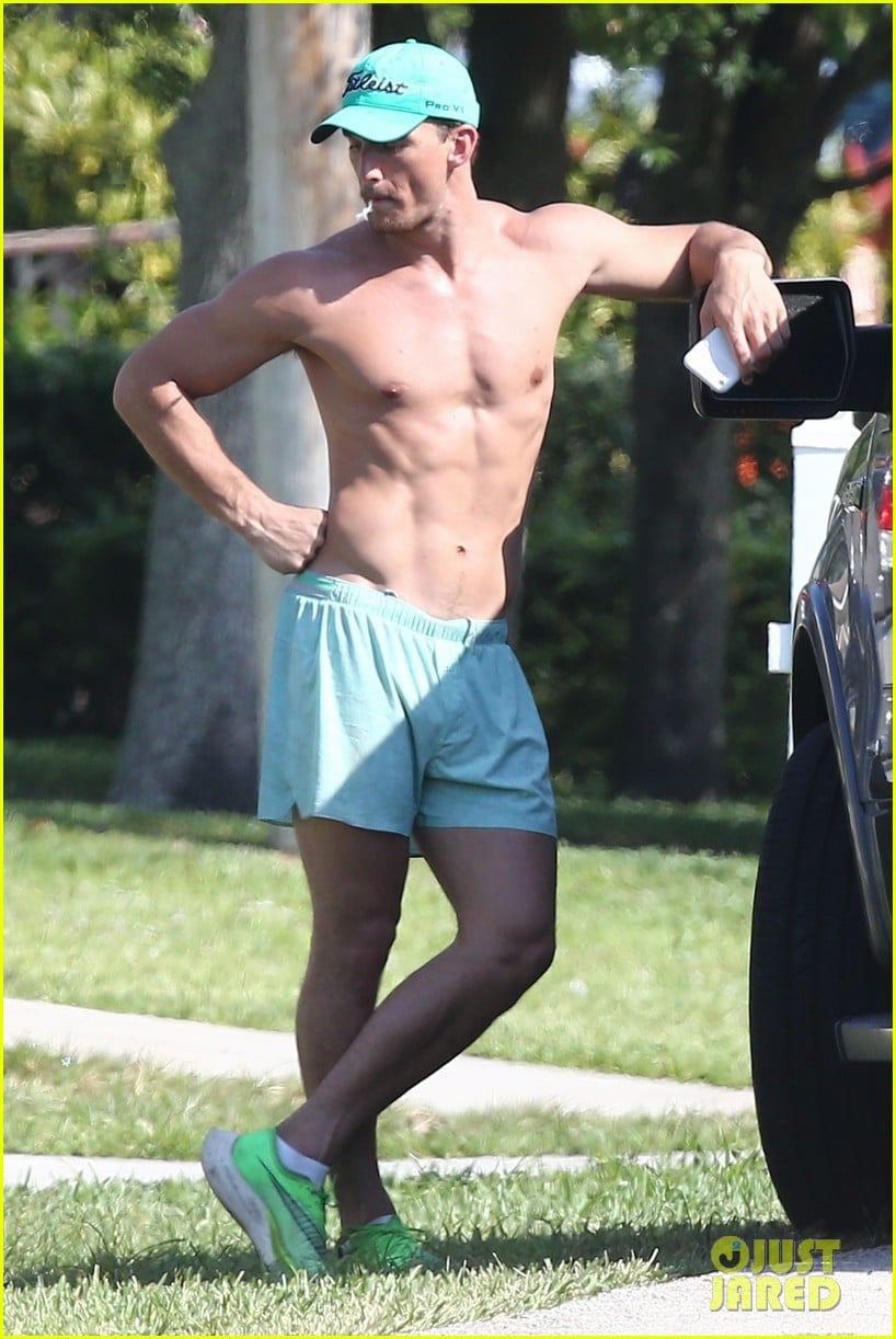 tyler cameron goes for a shirtless jog 174451224