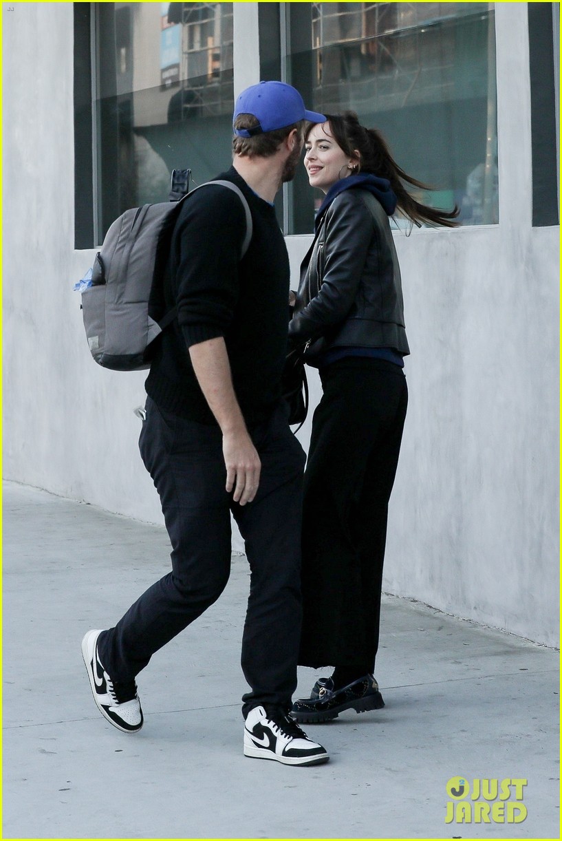 Dakota Johnson & Chris Martin Grab Dinner on Date Night Photo 4448684