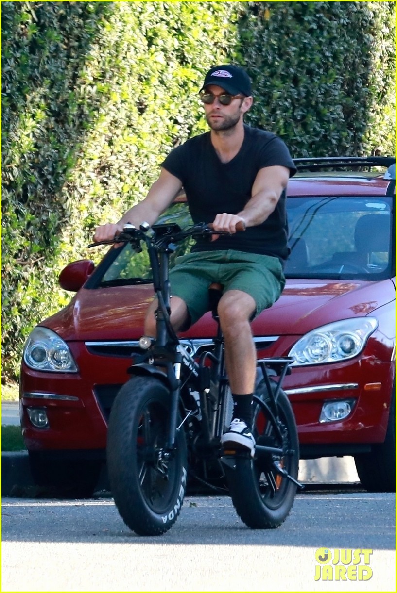 chace crawford puts muscles on display during a bike ride 014452141