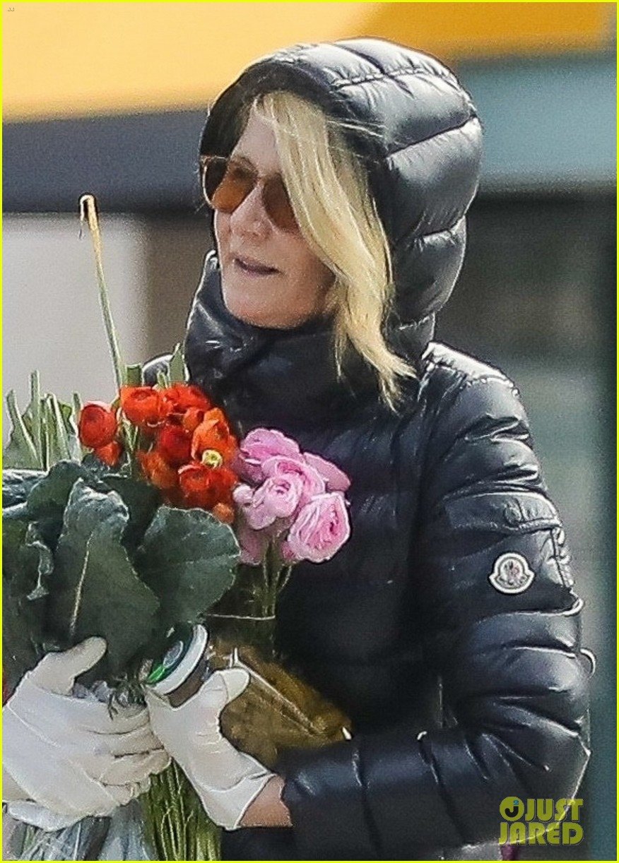 laura dern buys flowers during outing 03