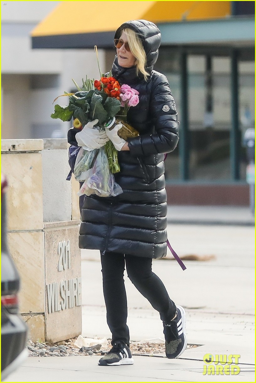 laura dern buys flowers during outing 054450302
