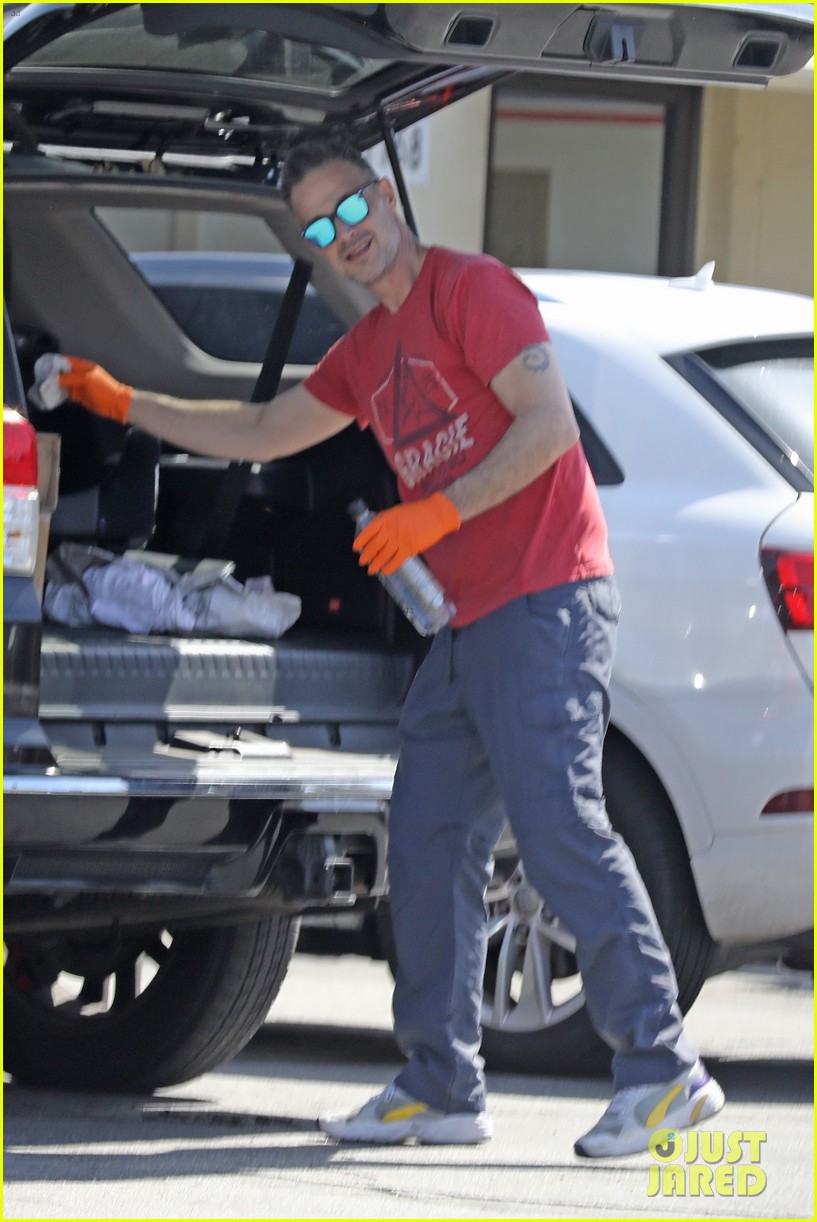 freddie prinze jr takes extra precaution at the post office 12