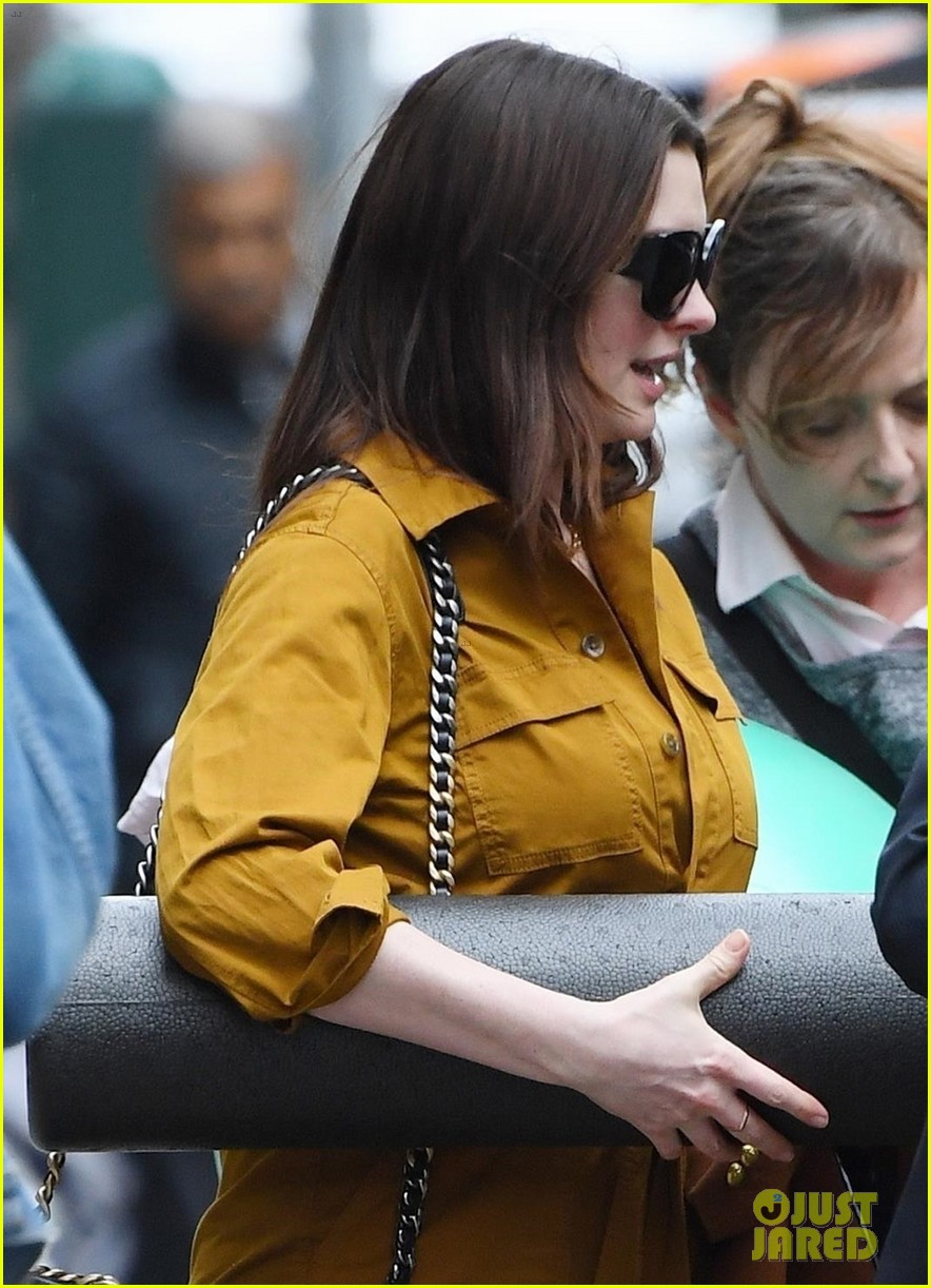 anne hathaway carries foam roller while hanging with friends 024448291