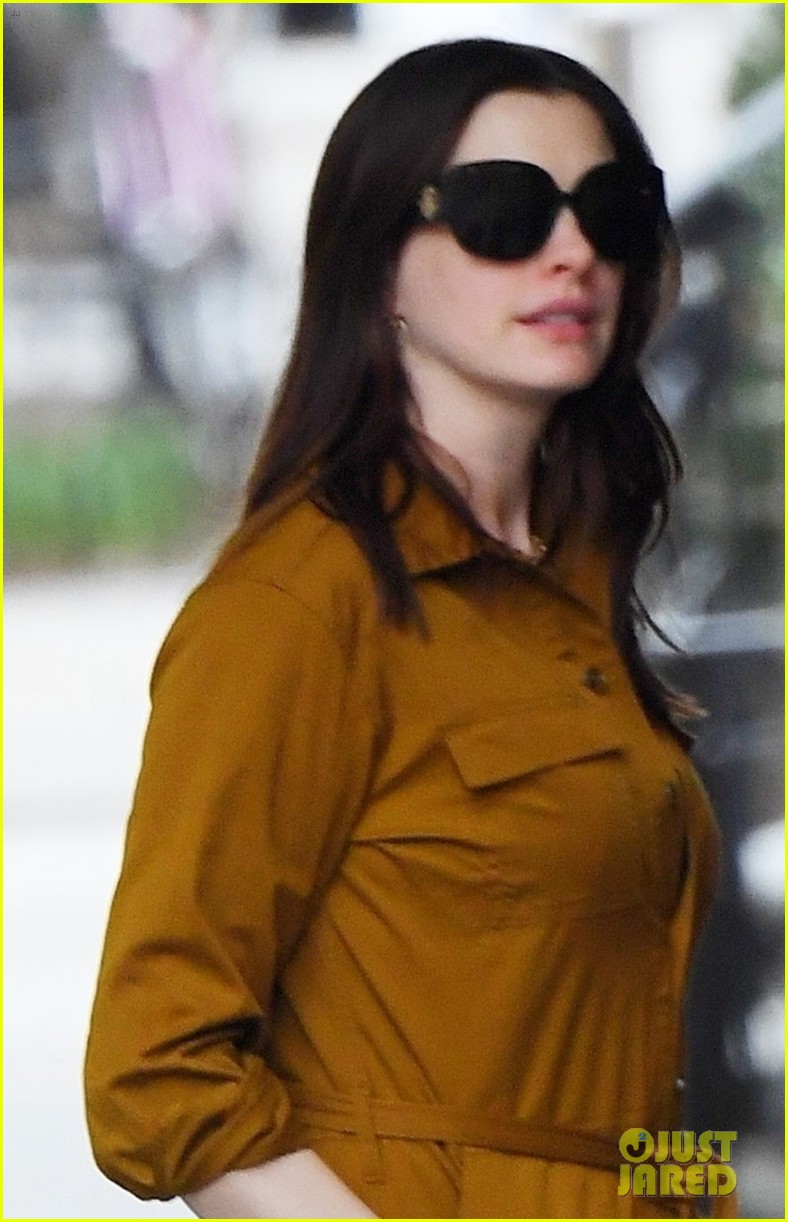 anne hathaway carries foam roller while hanging with friends 044448293