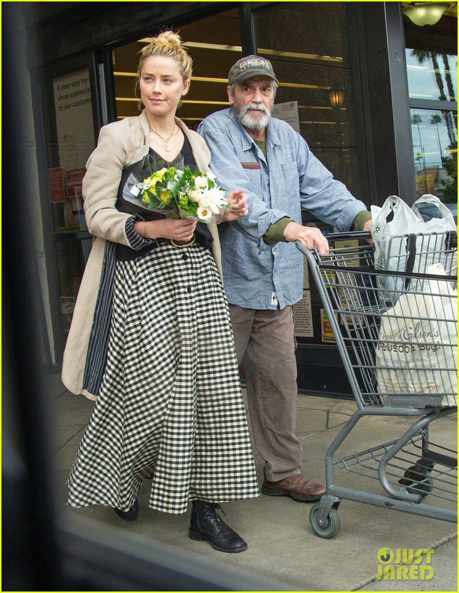 Amber Heard Picks Up Groceries With Her Dad Amid Coronavirus Panic ...