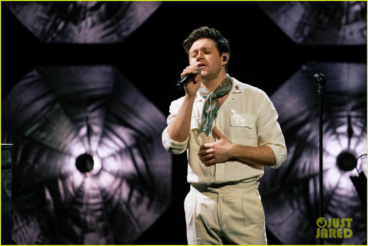 Niall Horan & James Corden Take On Hot Wings In Hilarious 'Late Late