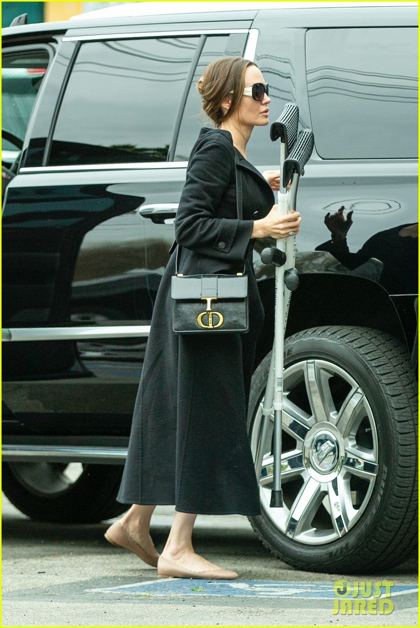 angelina jolie with shiloh crutches 014447856