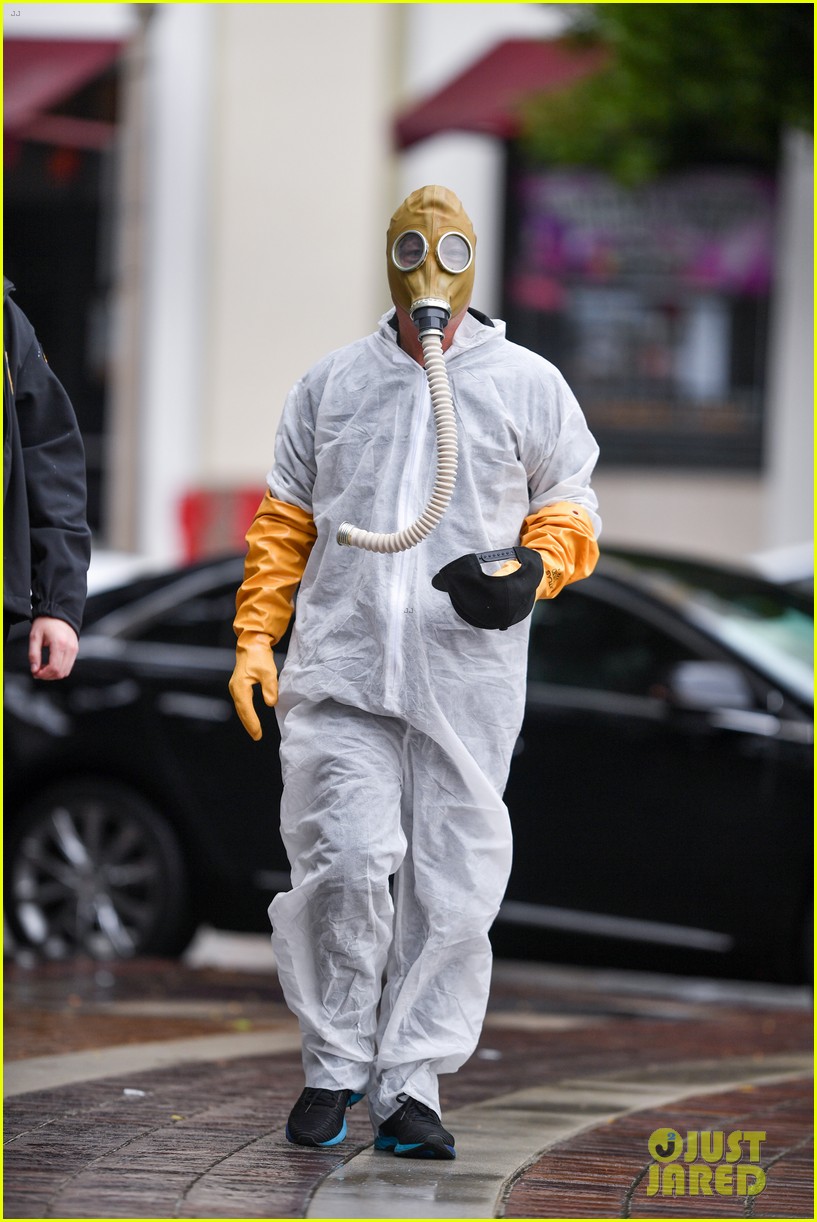 howie mandel wears hazmat suit gas mask agt 024448301