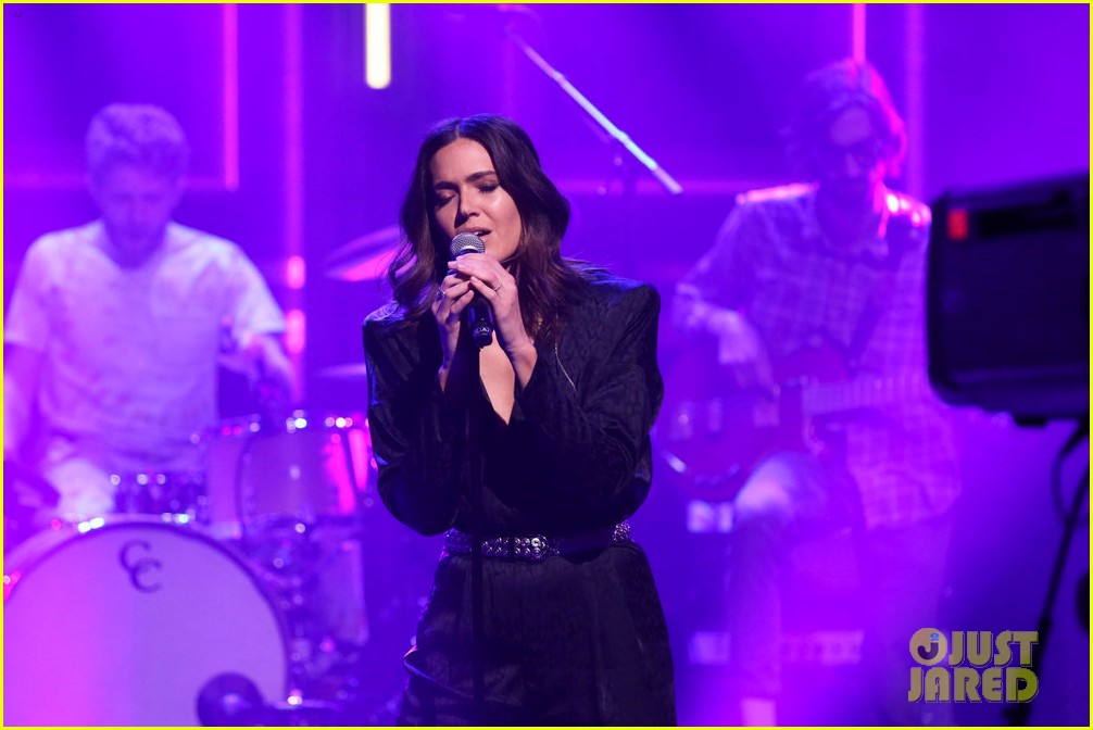 mandy moore performs when i wasnt watching during empty fallon audience 02