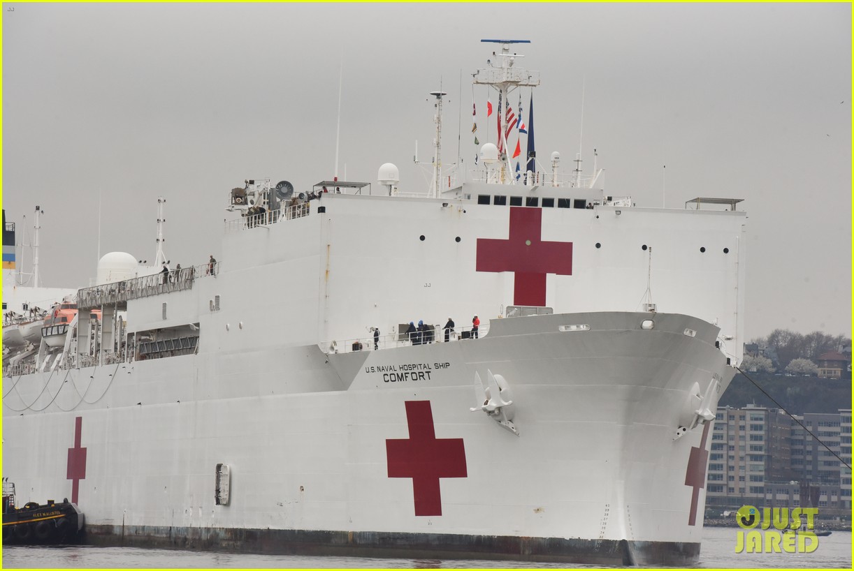 new yorkers werent social distancing while welcoming usns comfort 084452083