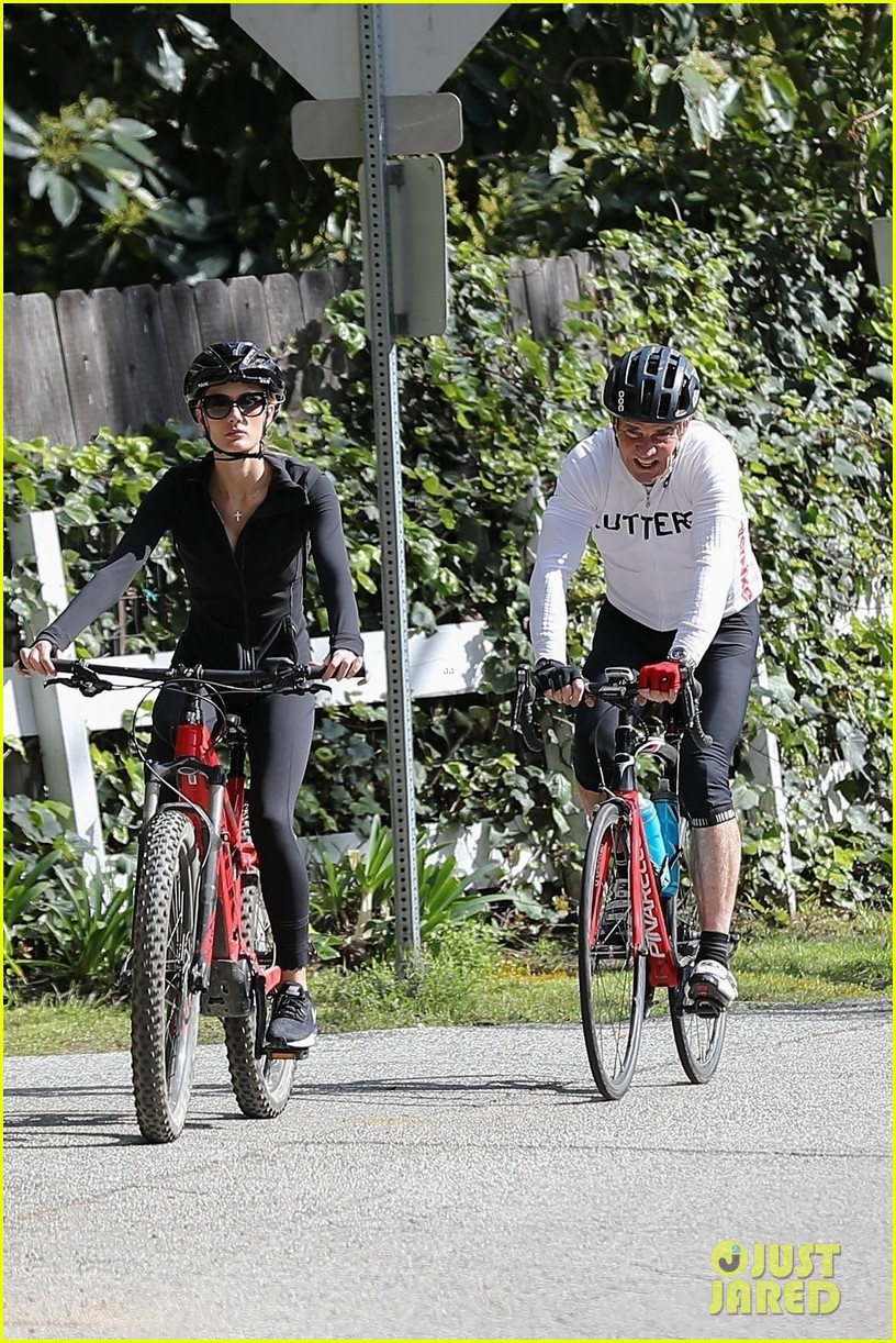dennis quaid biking with fiancee laura savoie 014450261